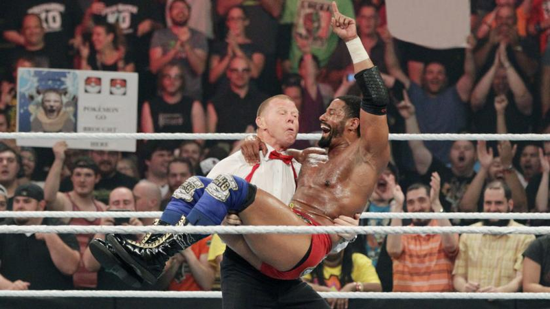 Illustration for article titled Raw finally acknowledges the brand split, and even rips off TNA